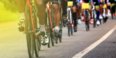 在道路上騎自行車圖片