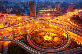 城市高架路夜景鸟瞰图图片
