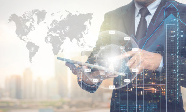 使用平板電腦的商人