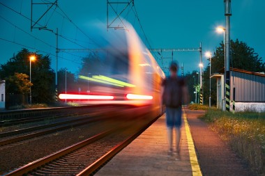 在晚上的旅行者