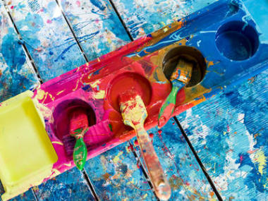 油漆刷塑料托盤中圖片