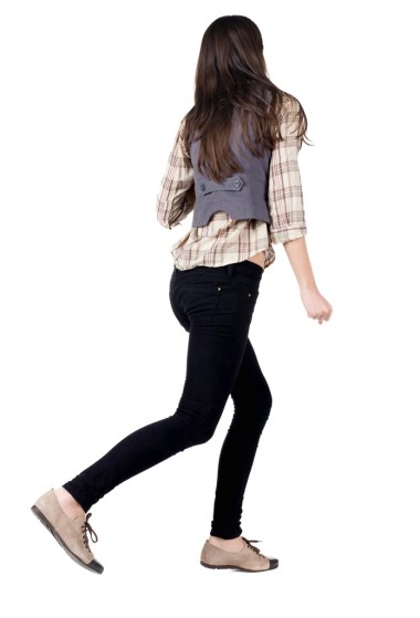 小女孩走在議案上移動