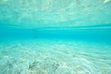 美麗的藍(lán)色清晰自然水