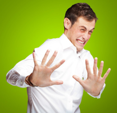 一個年輕人舉著雙手出來在恐懼中