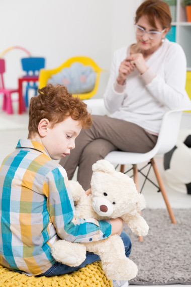 内向的男生交谈图片