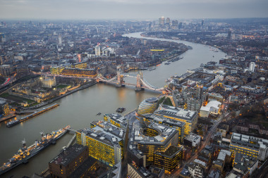 倫敦，英國-倫敦與世界著名的倫敦塔橋、 倫敦塔和黃昏的金絲雀碼頭摩天大樓的空中的天際線景