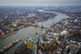 伦敦，英国-伦敦与世界著名的伦敦塔桥、 伦敦塔和黄昏的金丝雀码头摩天大楼的空中的天际线景