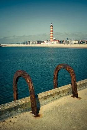 生锈的扶手一双墩图片