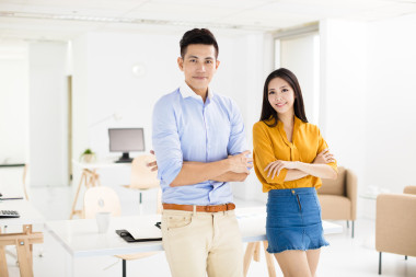 年輕的商界男人和女人站在辦公室