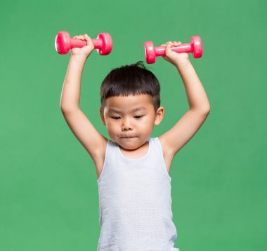 提高了哑铃的小男孩图片