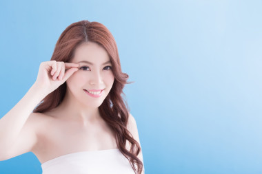女人的撫媚動(dòng)人的眼睛，用一只手