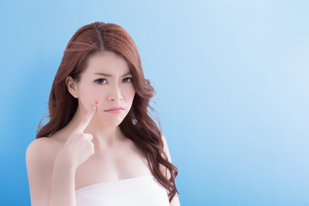 女人不开心触摸她的皮肤 照片