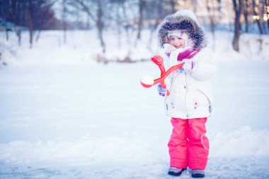 冬天-可愛的女孩，有著一段有趣的雪