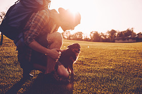 人与背包宠物狗图片