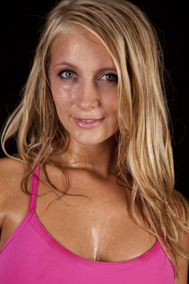 女人汗水粉紅色的頭看起來