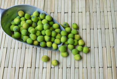 蓮子在鐵鏟上竹背景