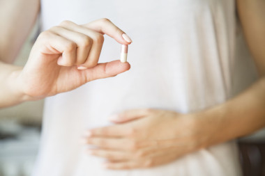 在婦女手中的藥丸。特寫