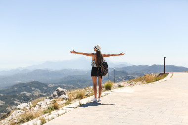 在放松姿势在性质上的女孩