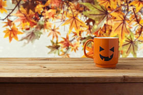 作为杰克灯笼南瓜杯咖啡