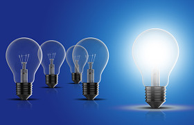 蓝色背景上的灯泡