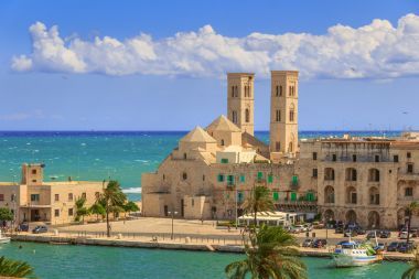 Molfetta 舊鎮(zhèn)的看法︰ 港口和古老的大教堂 (Duomo Vecchio)。意大利 （阿普利亞)