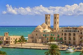 Molfetta 旧镇的看法︰ 港口和古老的大教堂 (Duomo Vecchio)。意大利 （阿普利亚)
