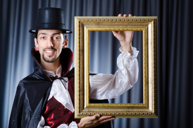 魔術師與相框中的工作室