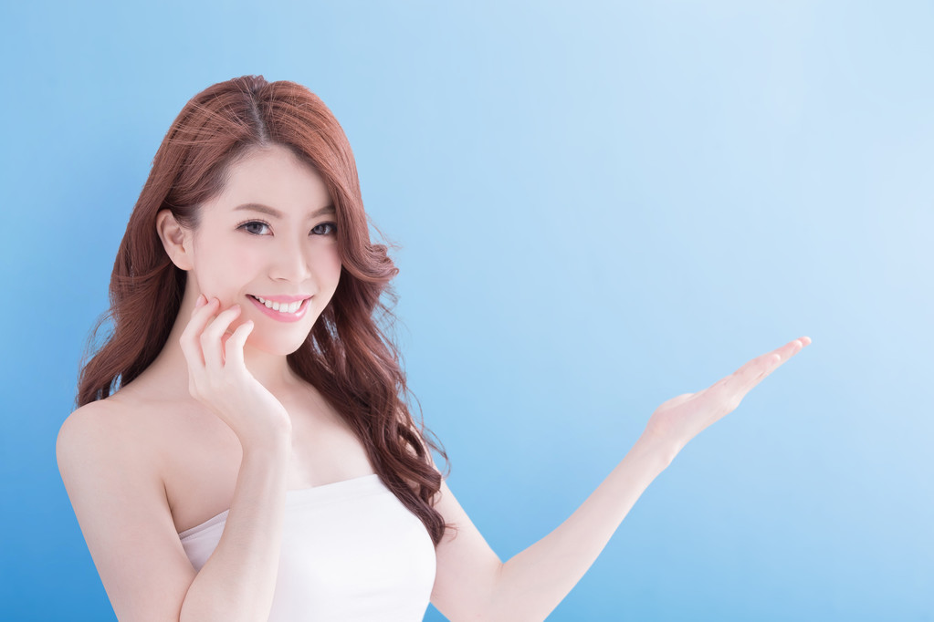 女人带迷人的微笑,呈现出一些东西 女人带迷人的微笑,呈现出一些东西