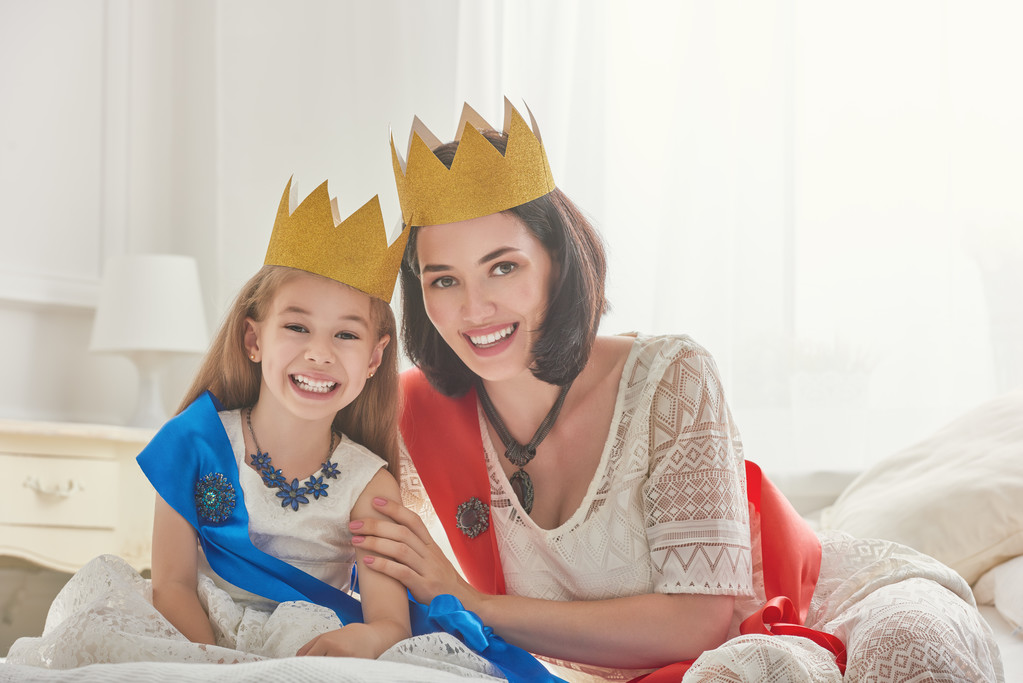 皇后和公主在金冠图片 皇后和公主在金冠图片