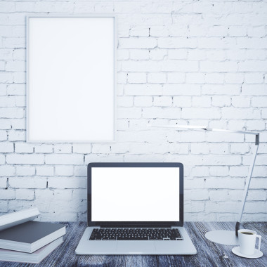 創(chuàng)意設(shè)計師桌面與空白白色筆記本電腦，書籍，咖啡杯，臺燈和空白相框磚墻背景。模擬，3d 渲染