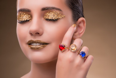 優(yōu)雅的女人，與珠寶首飾的時尚概念