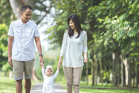 可爱的小宝宝的父母     