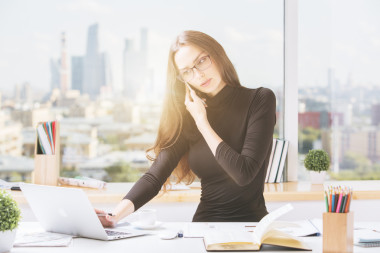 年輕女子在辦公室