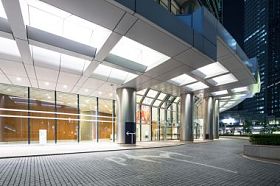 现代建筑在东京夜间行人路