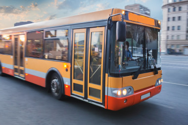 公交車(chē)在城市的街道上移動(dòng) 
