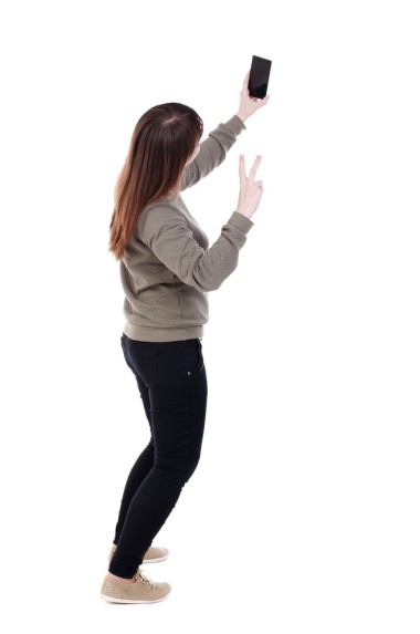 后視圖站年輕美麗的女人使用移動的臥佛寺