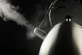 用开水冲茶水壶图片