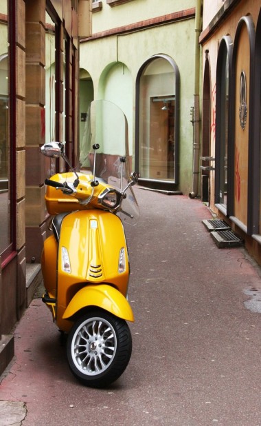 在一個小胡同的黃色腳踏車圖片