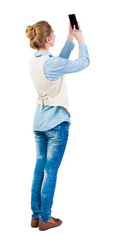 回观站年轻美丽的女人，穿着背心与使用