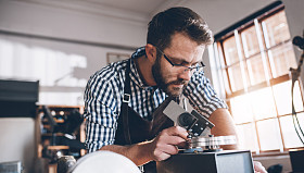 使用电源磨练和吊坠的珠宝商电机