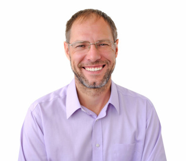 微笑孤立在白色背景上的男子圖片