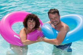 几个玩在度假村的游泳池里的水