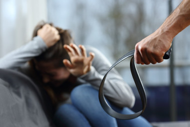 受驚的女人，她的丈夫受到威