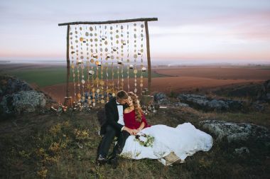 美麗的新婚夫婦，在山中圖片