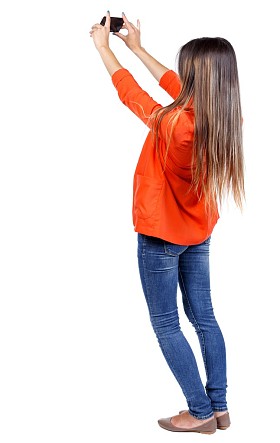 后视图站年轻美丽的女人使用移动的卧佛寺