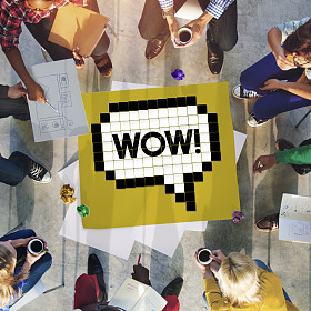 在会议上讨论的人图片