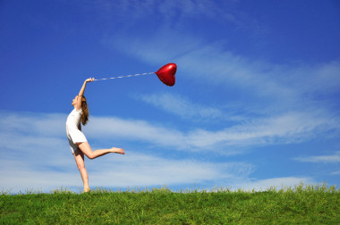 女孩與聽到的窗體中的紅球