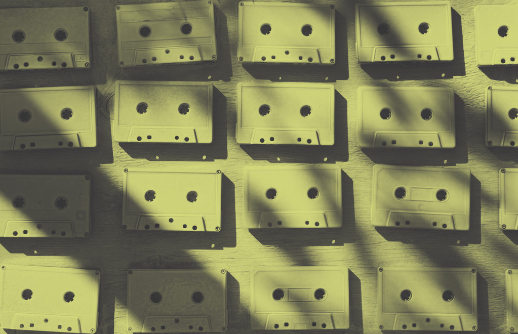 录音带上布满白色丙烯酸漆。优秀的复古。创意装饰 录音带上布满白色丙烯酸漆。优秀的复古。创意装饰