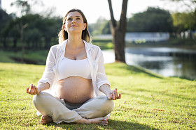 孕妇练瑜伽，坐在莲花中的位置