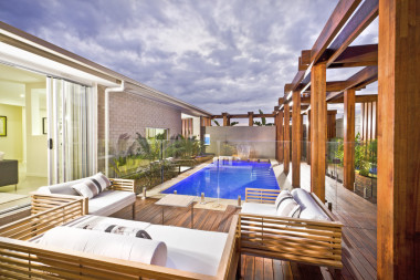 帶游泳池的裝飾木的游泳池區(qū)照片